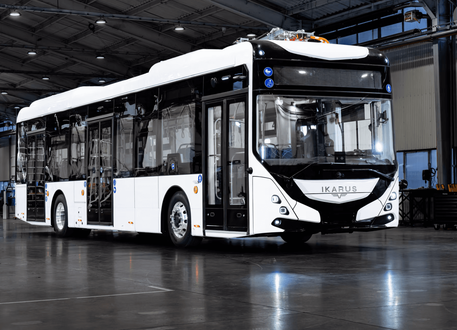 Ikarus 120e V4 front right 3/4 white