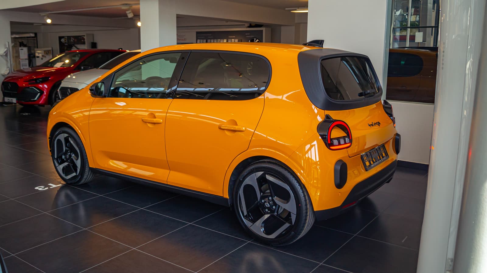 Renault Twingo E-Tech yellow 6